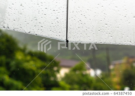 雨中的雨傘 64387450