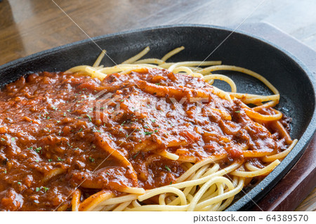 Spaghetti meat sauce close-up 64389570