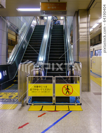 自動扶梯正在維護中 自動扶梯正在維護中 64390404