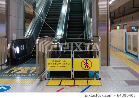 自動扶梯正在維護中 自動扶梯正在維護中 64390405