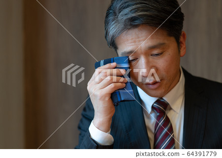 中年男子哭泣的肖像 中年男子哭泣的肖像 64391779