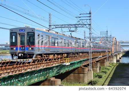 橫跨荒川大橋的京成火車 橫跨荒川大橋的京成火車 64392074