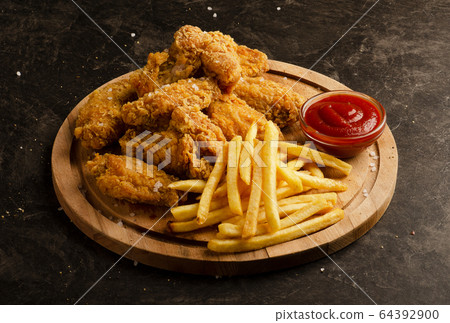 Fried chicken wings, french fries and ketchup 64392900