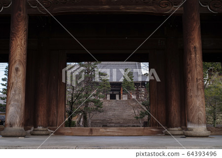 從Kinmon Komyoji寺門望出去的京都,黑屋,禦影堂 從Kinmon Komyoji寺門望出去的京都,黑屋,禦影堂 64393496