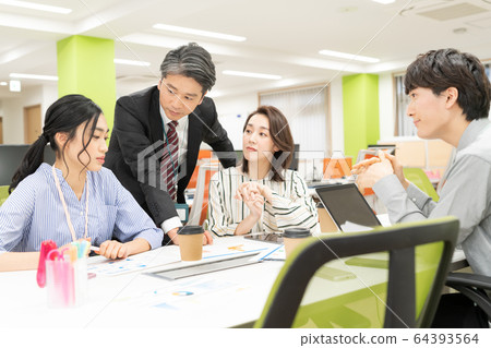 老闆在辦公室下屬說話 老闆在辦公室下屬說話 64393564