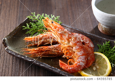 Grilled red prawns with salt Grilled red prawns with salt 64393785