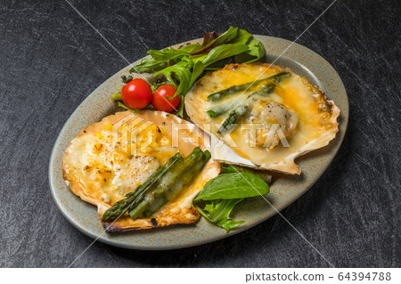 Grilled scallop butter and scallop gratin 64394788