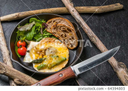 Grilled scallop butter and scallop gratin 64394803