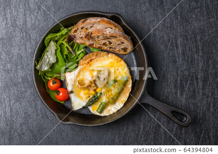 Grilled scallop butter and scallop gratin 64394804