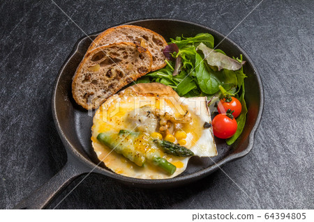 Grilled scallop butter and scallop gratin 64394805