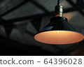 幽暗房間裡的燈光 64396028