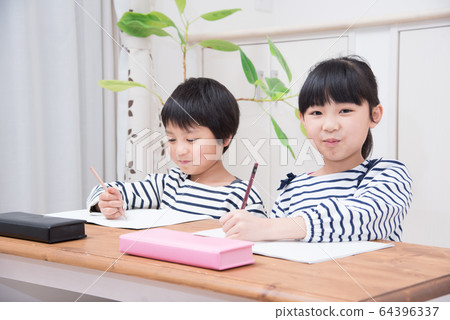 Elementary school boys and girls studying 64396337
