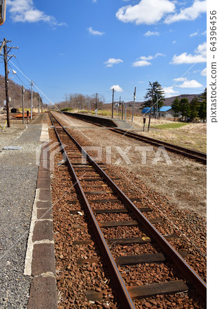 春季拍攝北海道Nikicho的JR Shiraribetsu站的風景 春季拍攝北海道Nikicho的JR Shiraribetsu站的風景 64396456