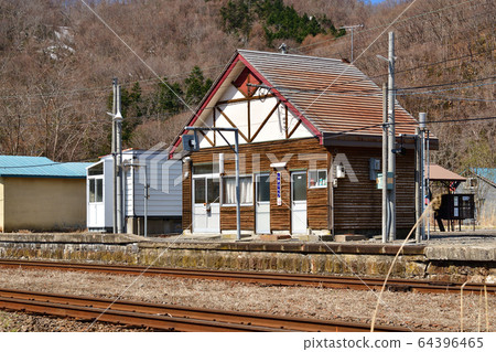 春季拍攝北海道Nikicho的JR Shiraribetsu站的風景 64396465
