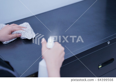 Clean, clean, epidemic prevention office, clean office table surface, housekeeping woman Clean, clean, epidemic prevention office, clean office table surface, housekeeping woman 64399508