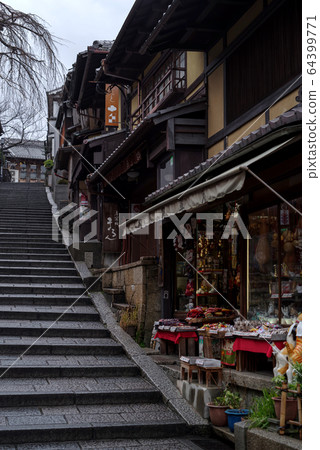 Kyoto Higashiyama, Saninzaka cityscape in the morning after rain Kyoto Higashiyama, Saninzaka cityscape in the morning after rain 64399771