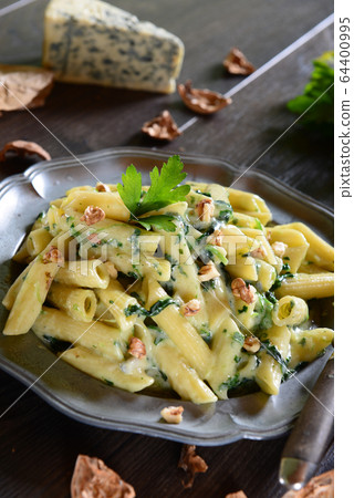 Pasta with gorgonzola 64400995