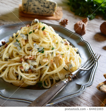 Pasta with gorgonzola 64401003