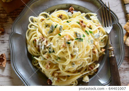 Pasta with gorgonzola 64401007