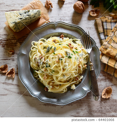 Pasta with gorgonzola 64401008