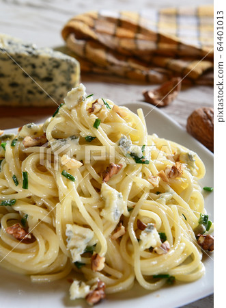 Pasta with gorgonzola 64401013