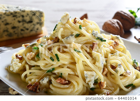Pasta with gorgonzola 64401014