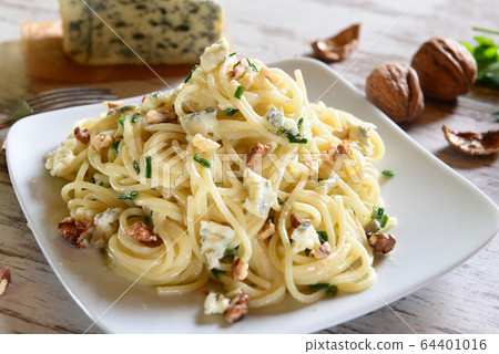 Pasta with gorgonzola 64401016