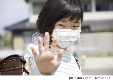 小學生戴著口罩和捍衛停止防禦的形象 小學生戴著口罩和捍衛停止防禦的形象 64401373