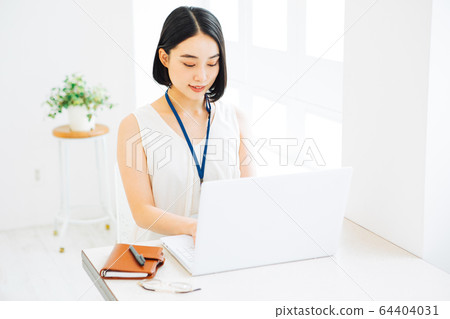 一個女人使用電腦 64404031