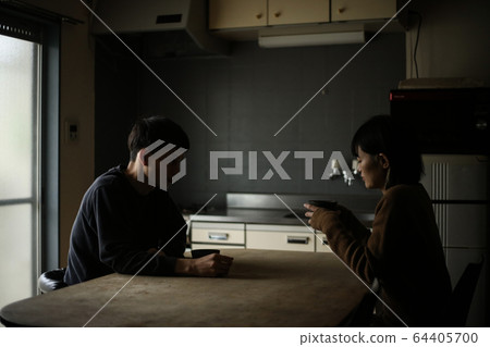 夫妻倆討論 64405700