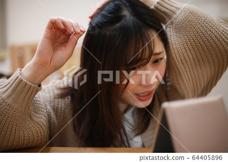 A woman who cares about her hair 64405896