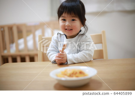 A girl to eat 64405899