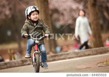 騎自行車的男孩 64405910