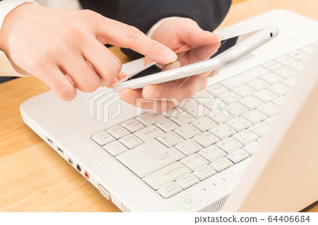 PC and smartphone business woman 64406684