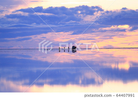 Uyuni salt lake   64407991