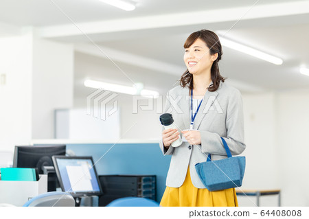 Woman at office lunchtime 64408008