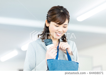 女人在辦公室午餐時間 女人在辦公室午餐時間 64408071