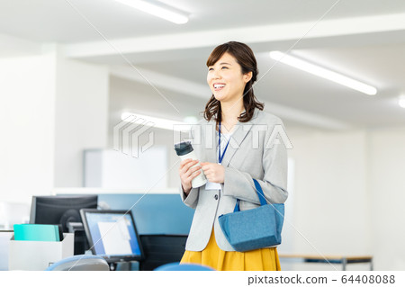 Woman at office lunchtime 64408088