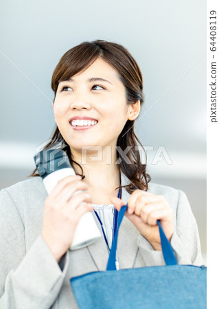 Woman at office lunchtime 64408119