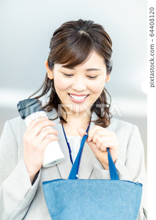 Woman at office lunchtime 64408120