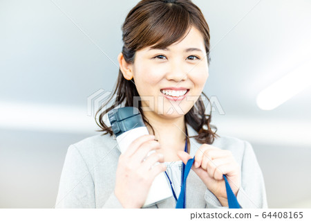 Woman at office lunchtime 64408165