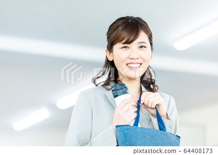 Woman at office lunchtime 64408173