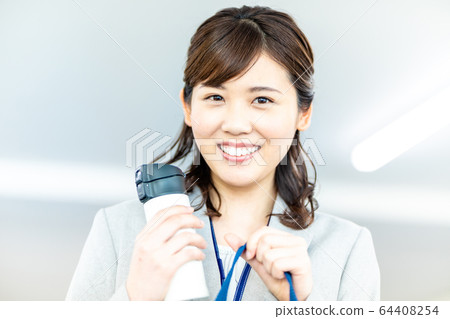 Woman at office lunchtime 64408254