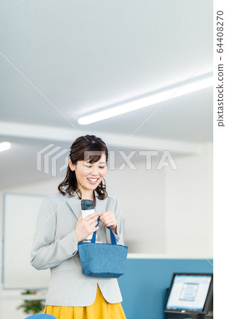 Woman at office lunchtime 64408270