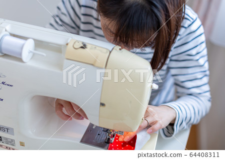 Handmade handmade women using sewing machines Handmade handmade women using sewing machines 64408311
