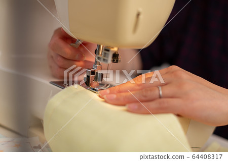 Handmade handmade women using sewing machines Handmade handmade women using sewing machines 64408317