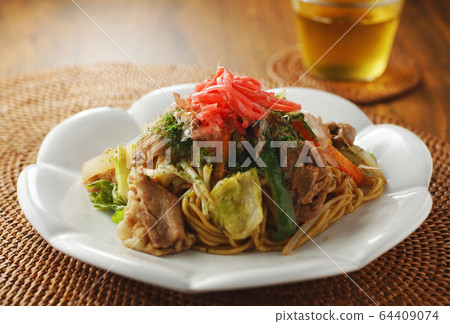 Sauce Fried Noodles 64409074