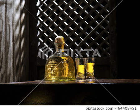 tequila Patron 64409451