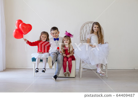 Kids red balloons in the interior of the white room 64409487