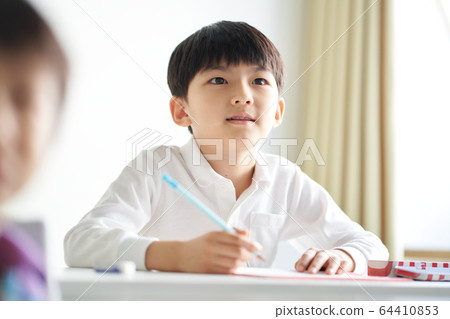 一個男孩在學習 64410853